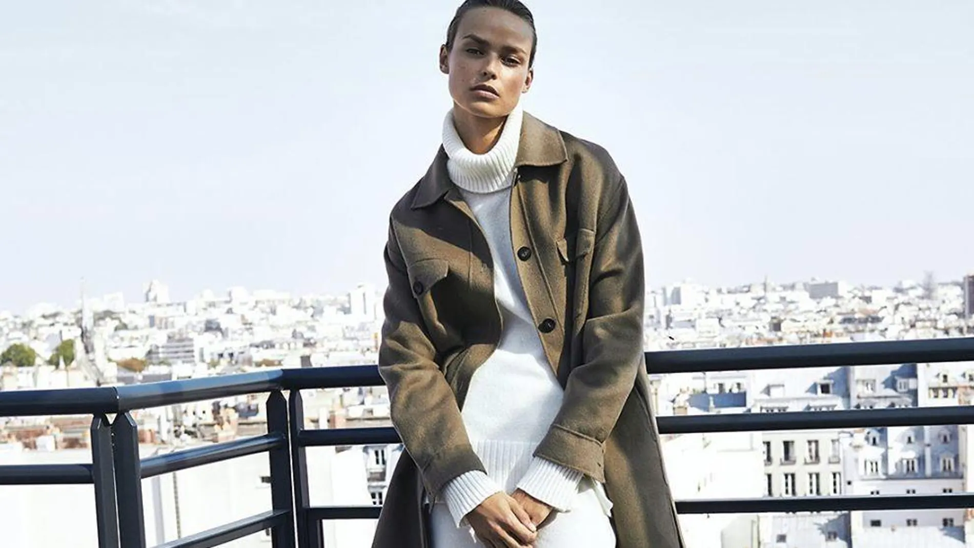 En la imagen, una modelo posa con abrigo de Massimo Dutti.