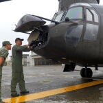Mecánicos del Ejército de Taiwán realizan el mantenimiento de un avión militar