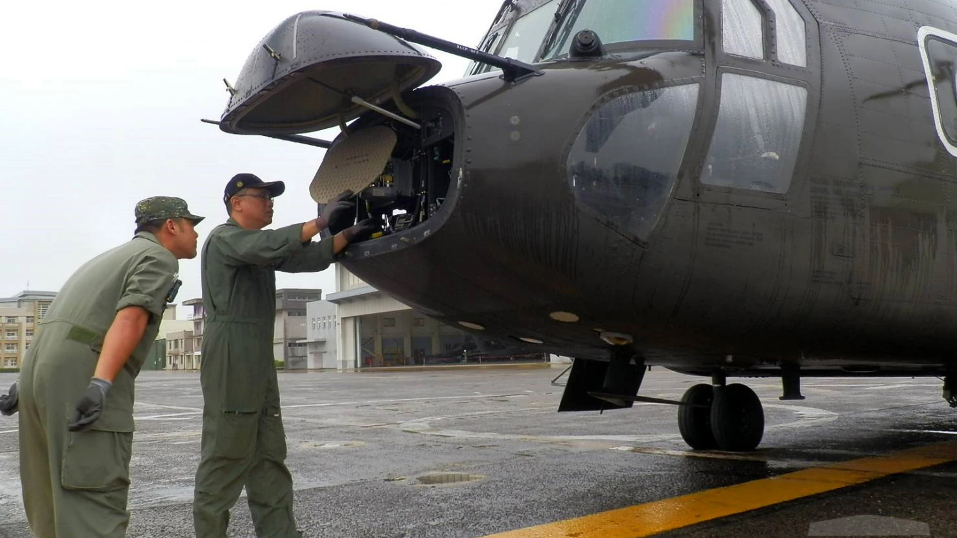 Mecánicos del Ejército de Taiwán realizan el mantenimiento de un avión militar