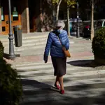 Jubilados y pensionistas andando por las calles de Madrid