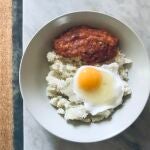 En la imagen, un plato de falso arroz de coliflor con tomate casero y huevo frito al agua.