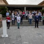 La presidenta del Consell de Mallorca, Catalina Cladera (i) participa en la concentración en la localidad mallorquina de Calvia el pasado jueves en repulsa por el crimen de violencia de genero ocurrido en Peguera recientemente