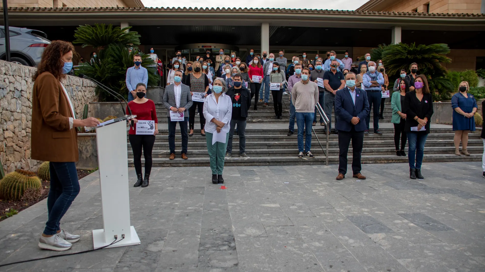 La presidenta del Consell de Mallorca, Catalina Cladera (i) participa en la concentración en la localidad mallorquina de Calvia el pasado jueves en repulsa por el crimen de violencia de genero ocurrido en Peguera recientemente