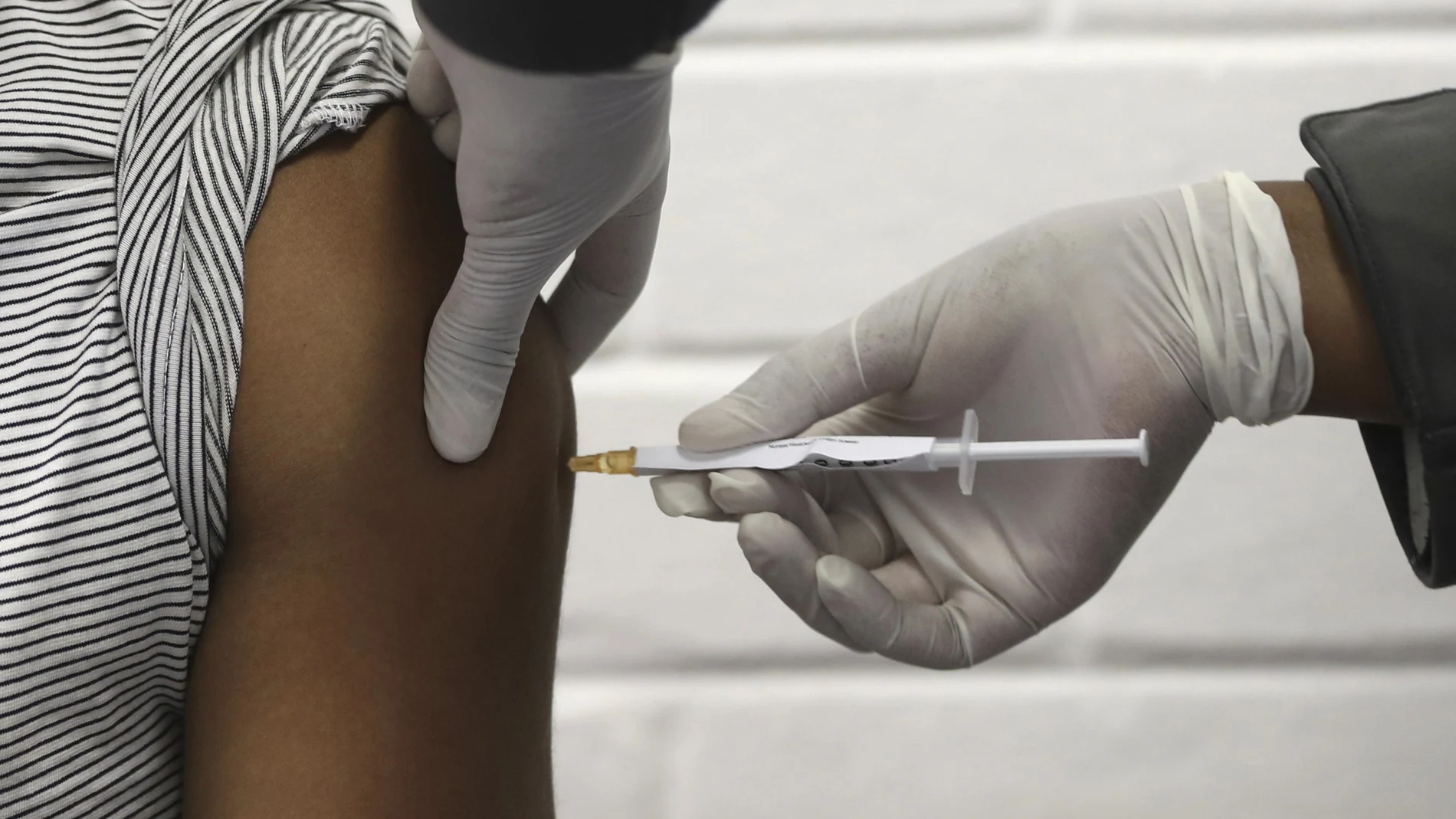 Un voluntario recibe la vacuna de de Oxford y AstraZeneca
