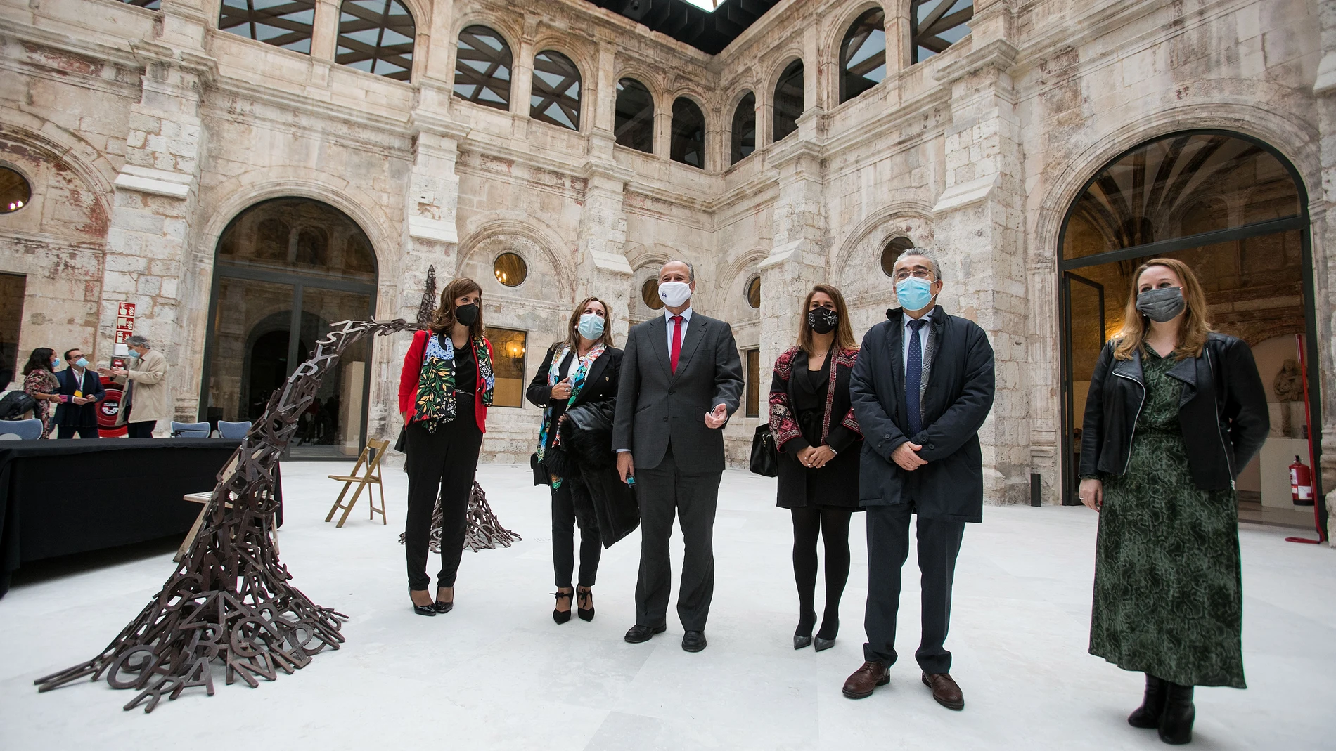 El presidente de las Cortes y de la Fundación de Castilla y León, Luis Fuentes, inaugura la V edición de la Feria del Libro de Artista de Castilla y León (Librarte), acompañado por la concejala de Cultura del Ayuntamiento de Burgos, Nuria Barrio, y la promotora de la feria, Elvira Rilova