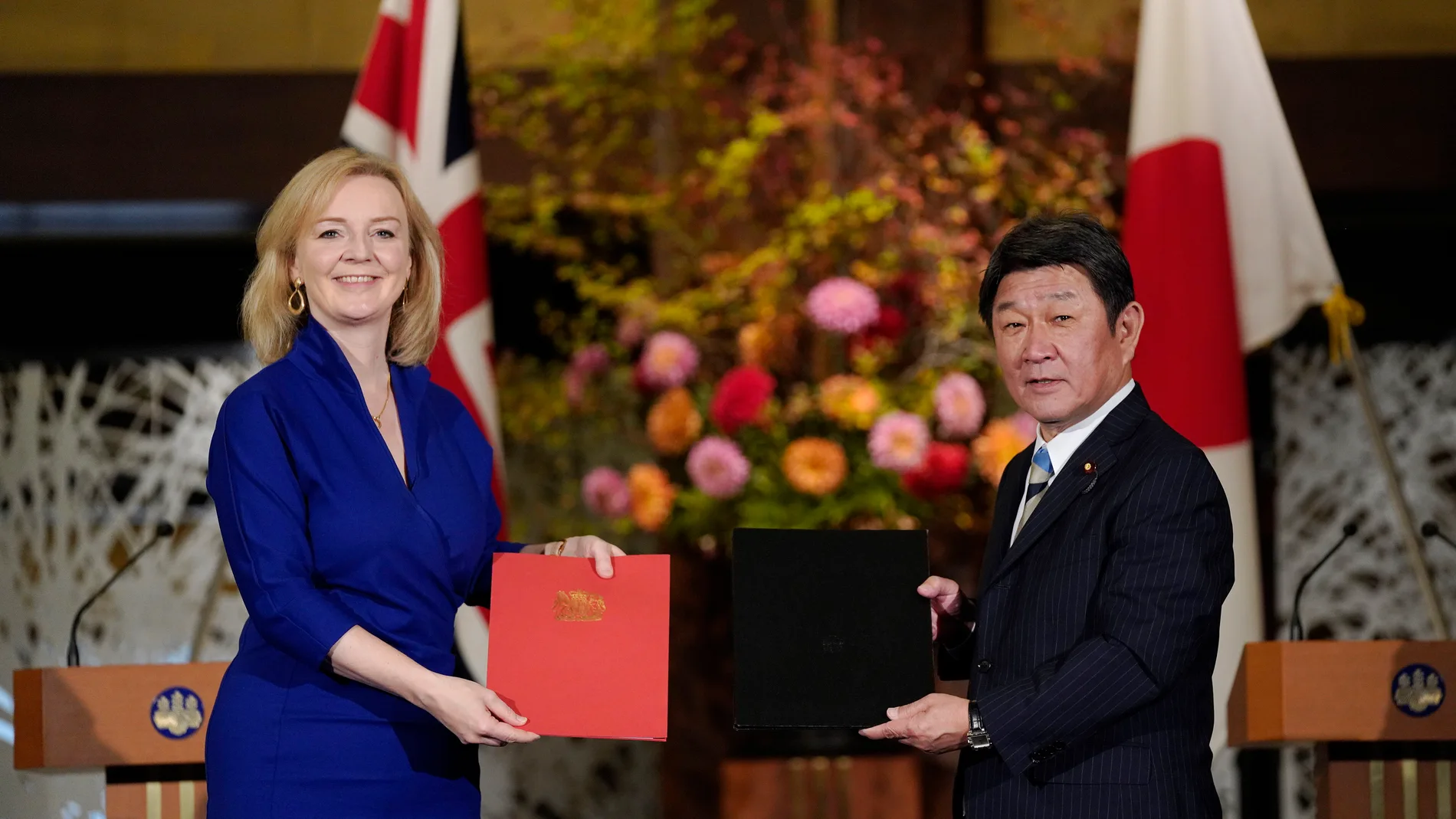 La ministra británica, Elizabeth Truss, firmó el documento con su colega de Asuntos Exteriores nipón, Toshimitsu Motegi Elizabeth Truss