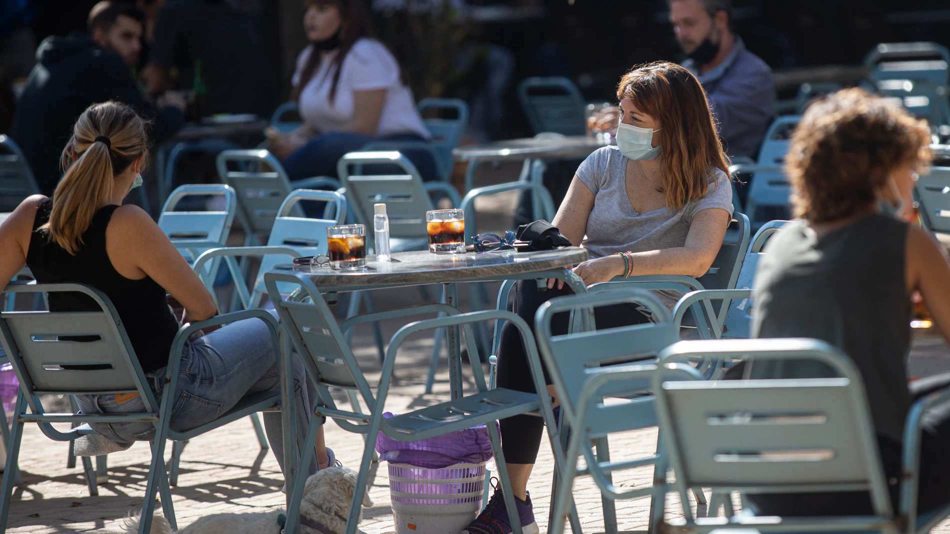 Varias personas en la terraza de un bar