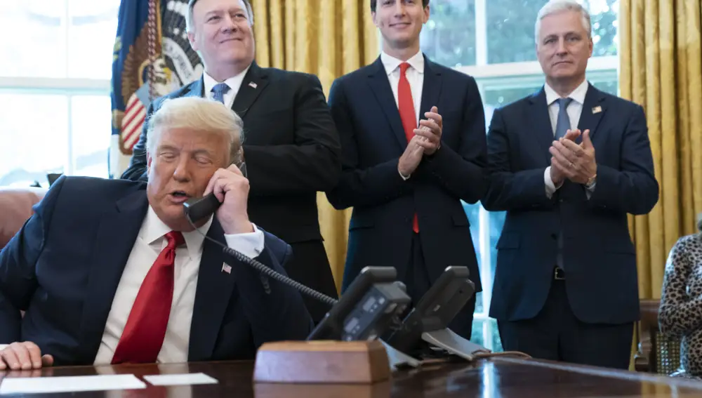 El presidente Donald Trump habla por teléfono con los líderes de Sudán e Israel