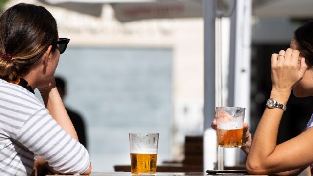Dos mujeres sentadas en la terraza de un bar cordobés