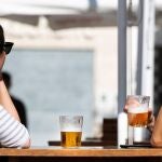 Dos mujeres sentadas en la terraza de un bar cordobés