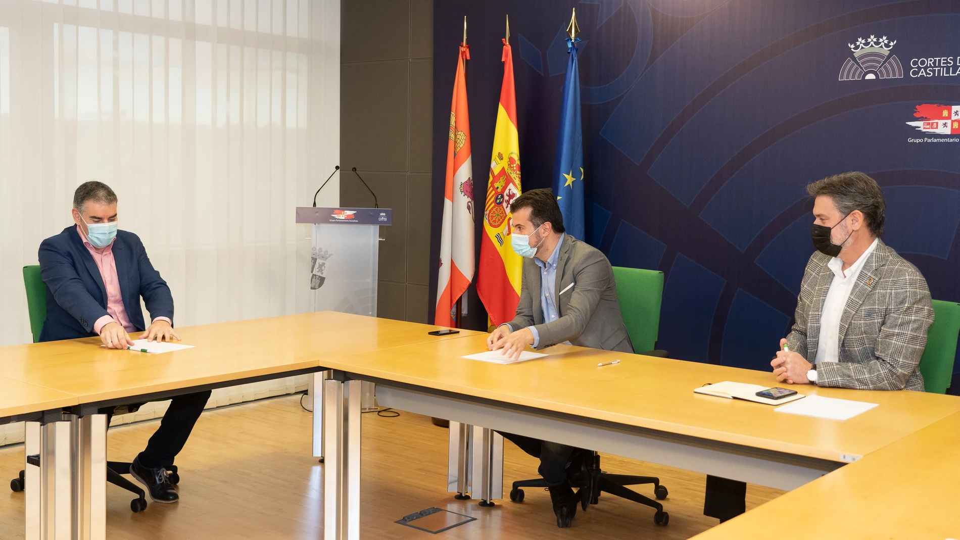 El secretario general del PSOE de Castilla y León y portavoz en las Cortes, Luis Tudanca, se reúne con el presidente del sindicato CSI-CSIF, Benjamín Castro, en presencia de José Luis Vázquez