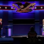 La fría actitud de Melania Trump hacia su marido contrastó con el abrazo de Jill Biden al candidato demócrata