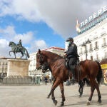 Dos agentes de la Policía Nacional a caballo vigilan la Puerta del Sol en Madrid (España), a 23 de octubre de 2020