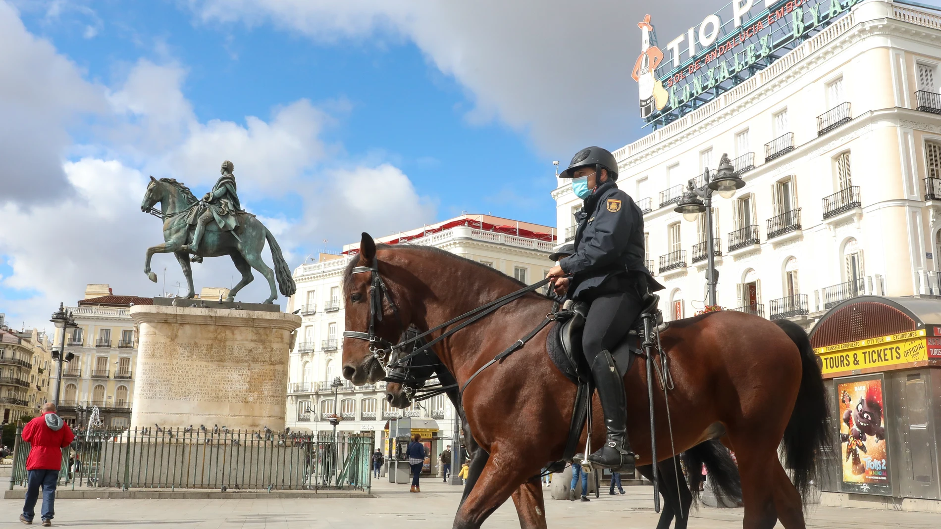 Dos agentes de la Policía Nacional a caballo vigilan la Puerta del Sol en Madrid (España), a 23 de octubre de 2020
