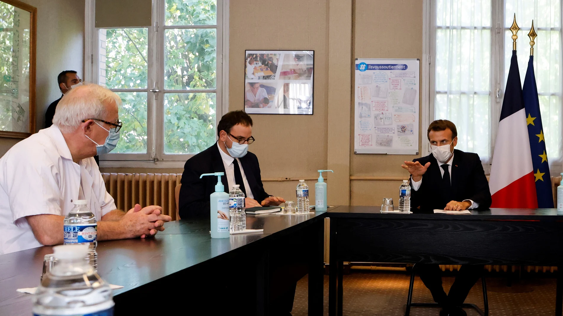 Emmanuel Macron y Jean Castex reunidos con representantes del sector sanitario. Foto de archivo