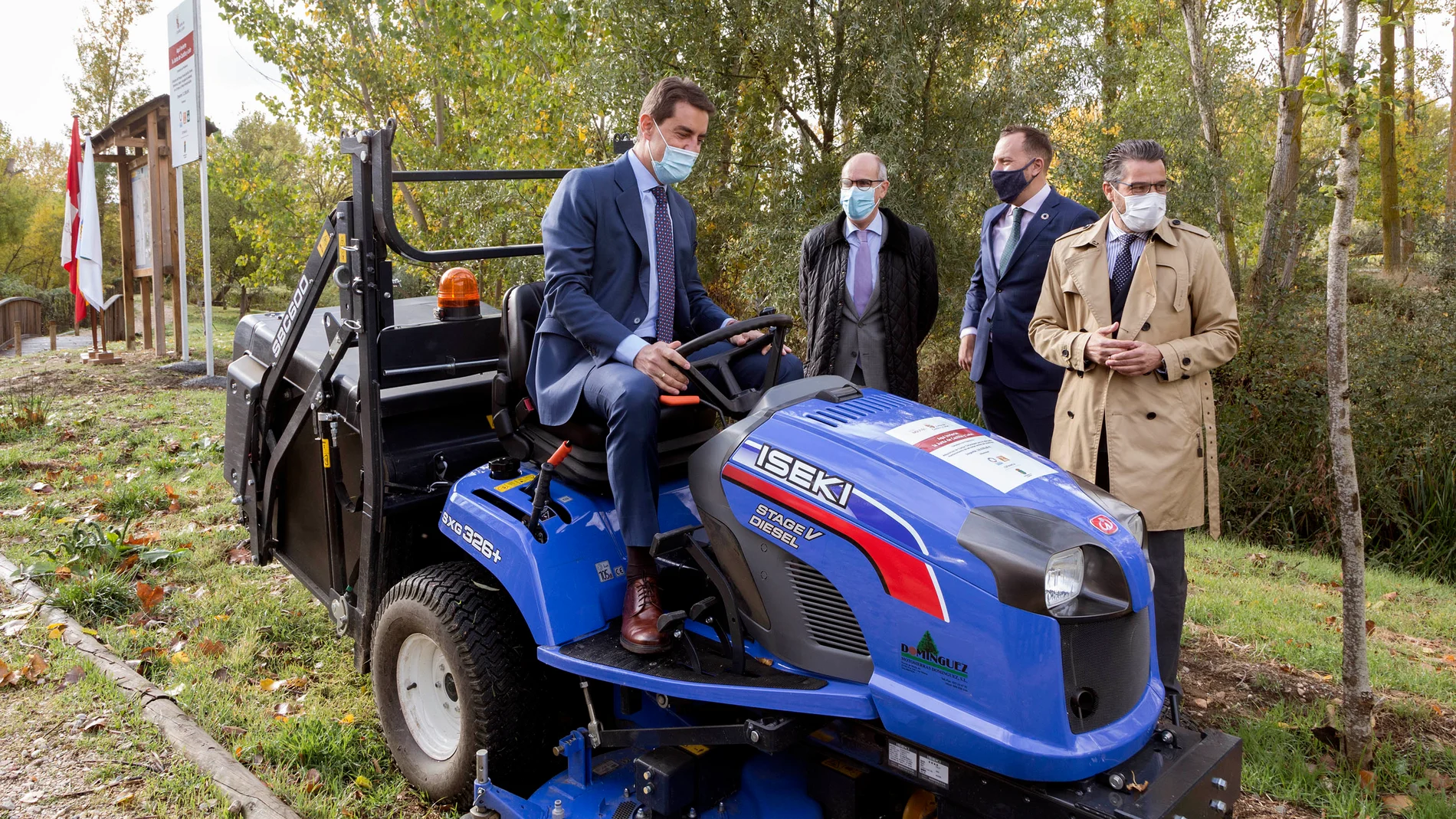 El consejero de la Presidencia, Ángel Ibáñez, visita el Parque Fluvial de la localidad salmantina de Villamayor de la Armuña