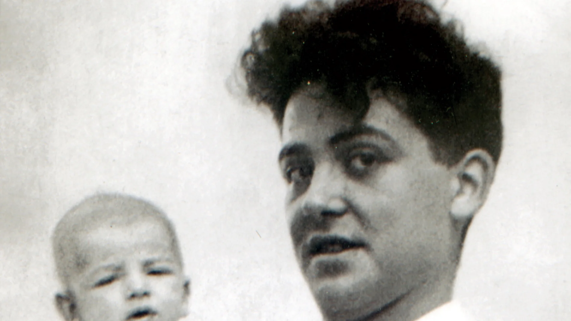 Maurice Audin, a principios de la década de los cincuenta, posa con uno de sus hijos / FAMILIA AUDIN