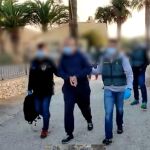 Agentes de la Guardia Civil conducen al detenido