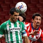 Aïssa Mandi, del Betis, con Savic.