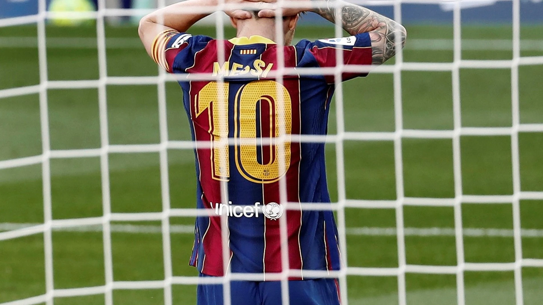 El delantero argentino del FC Barcelona, Leo Messi, se lamenta tras fallar una ocasión de gol en el último partido contra el Real Madrid