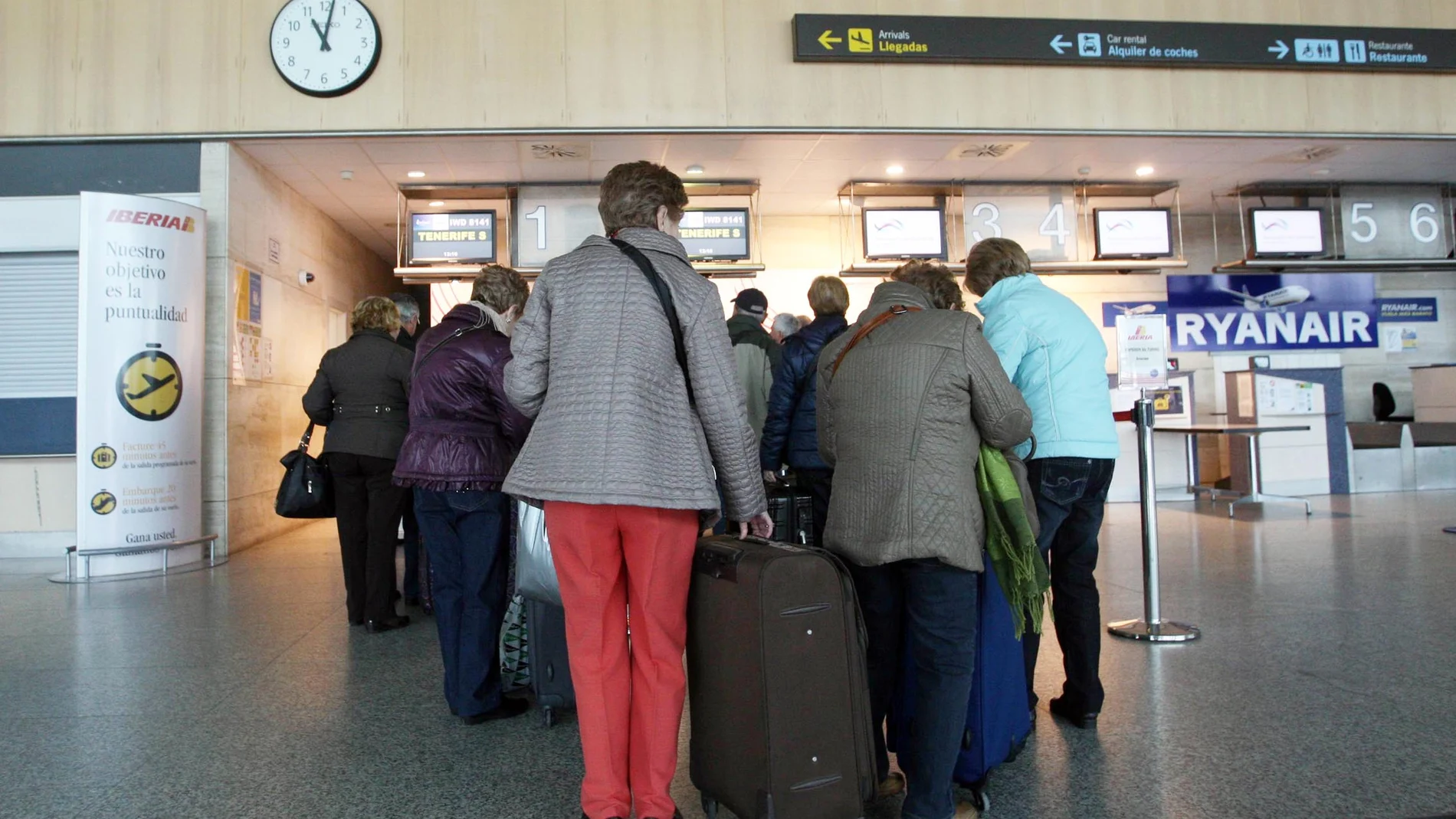 Pasajeros en el aeropuerto vallisoletano de Villanubla