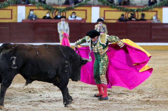 El torero Antonio Ferrera durante el festejo hoy sábado en Badajoz, en el que se ha encerrado en solitario con seis toros de la ganadería de Zalduendo cortando 5 orejas. EFE/Jero Morales