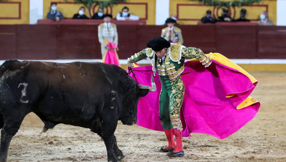 El torero Antonio Ferrera durante el festejo hoy sábado en Badajoz, en el que se ha encerrado en solitario con seis toros de la ganadería de Zalduendo cortando 5 orejas. EFE/Jero Morales