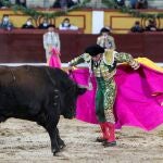 El torero Antonio Ferrera durante el festejo hoy sábado en Badajoz, en el que se ha encerrado en solitario con seis toros de la ganadería de Zalduendo cortando 5 orejas. EFE/Jero Morales