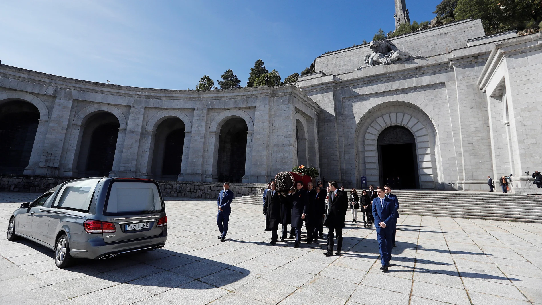 Familiares de Francisco Franco portan el féretro con sus restos mortales el 24 de octubre de 2019