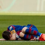 Messi, en el suelo, en un partido del Barcelona