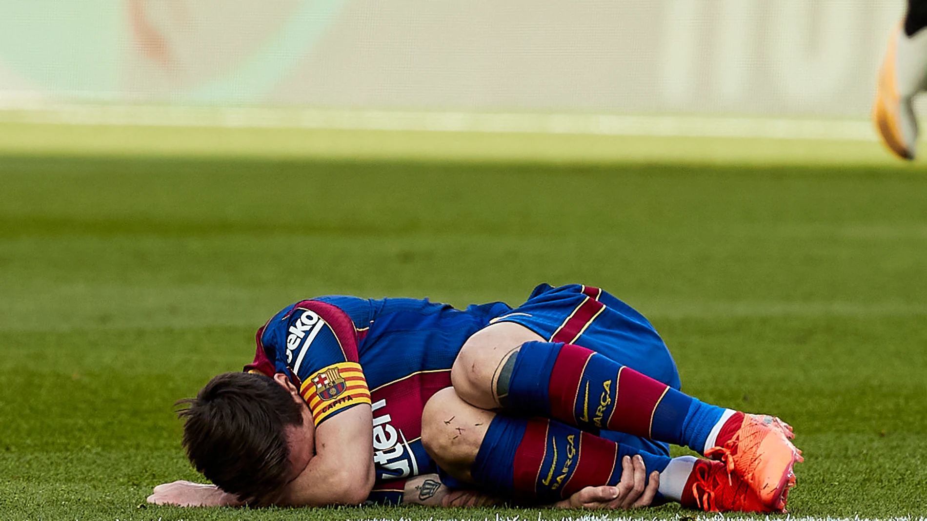 Messi, en el suelo, en un partido del Barcelona