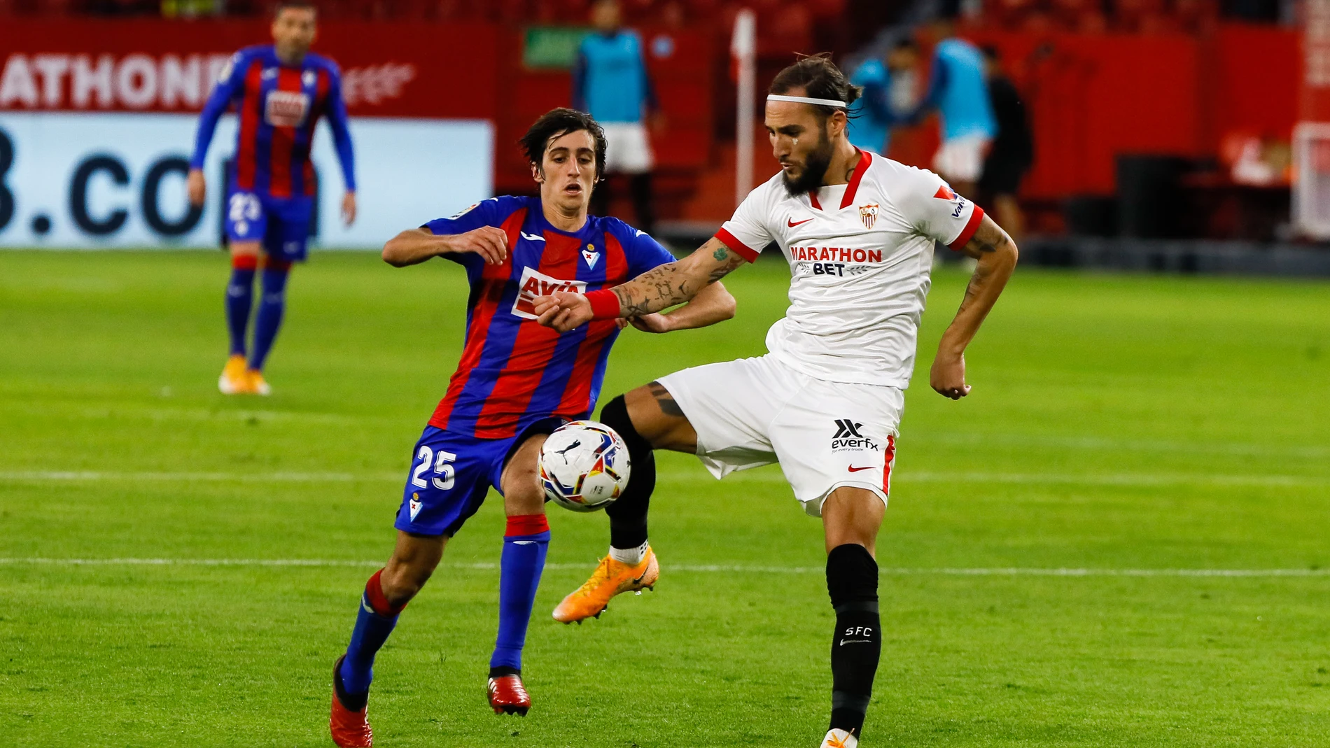 Nemanja Gudelj con el Sevilla.