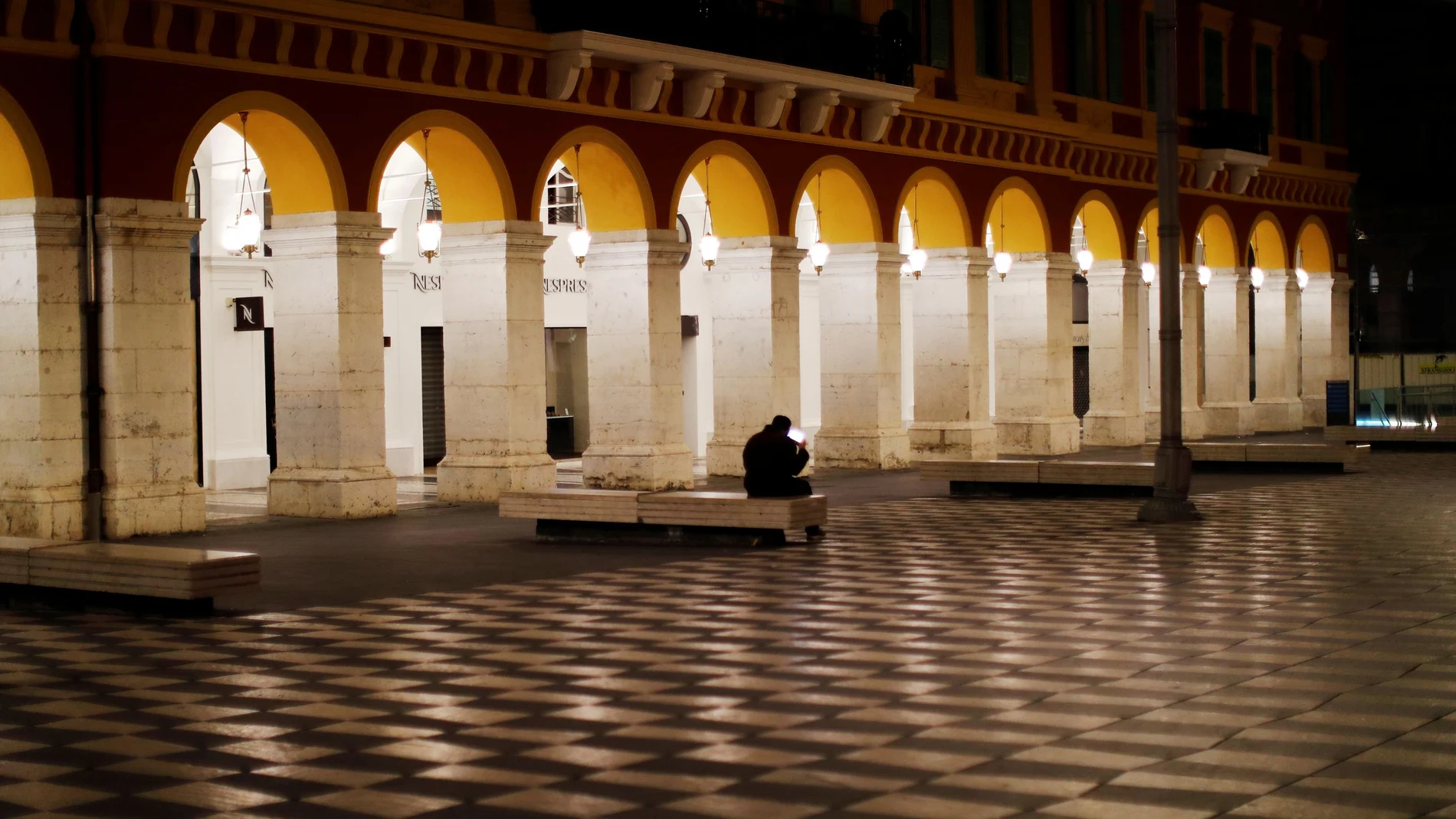 Imagen de la plaza Massena de Niza vacía.