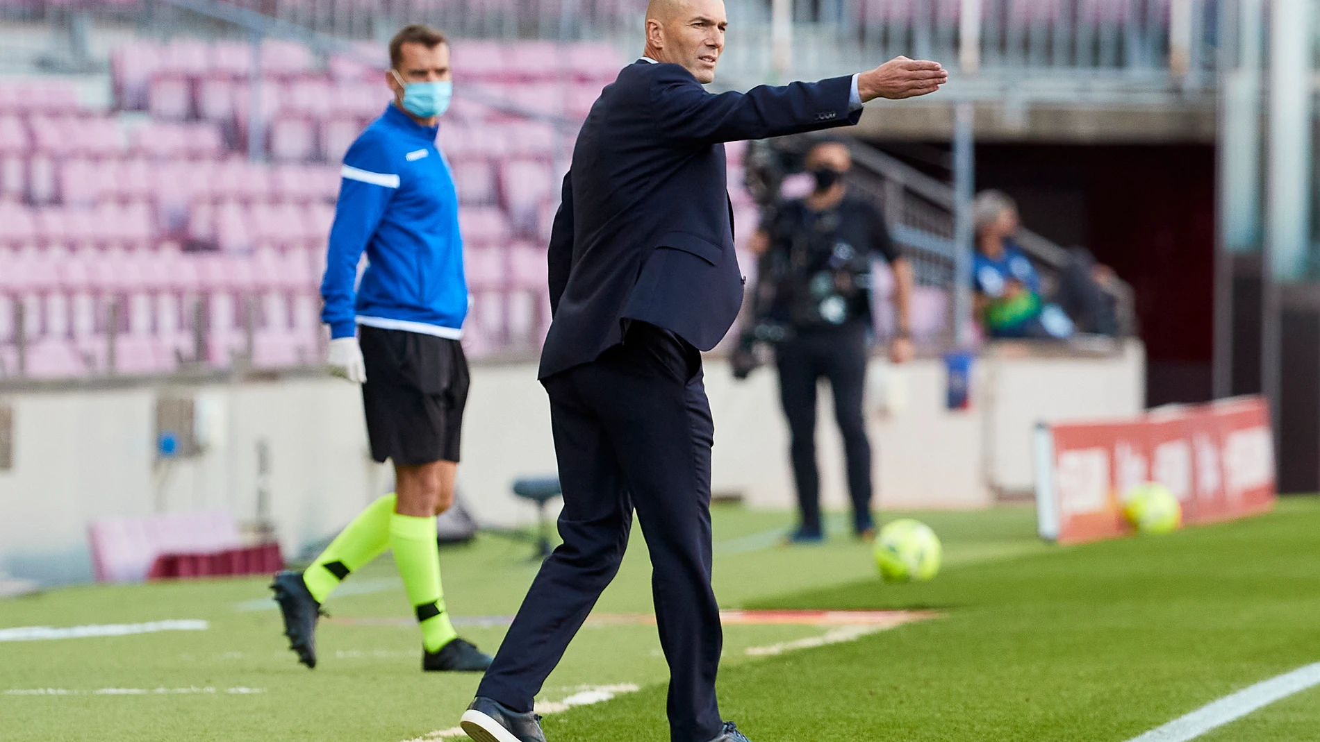 Zidane da indicaciones en la banda del Camp Nou