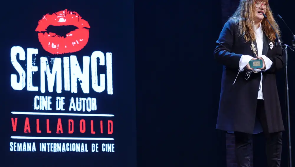 GRAF7142. VALLADOLID, 24/10/2020.- La directora Isabel Coixet recibe la Espiga de Honor de la SEMINCI, festival en el que estrena, fuera de concurso, su último largometraje “Nieva en Benidorm”, hoy sábado en Valladolid. EFE/NACHO GALLEGO