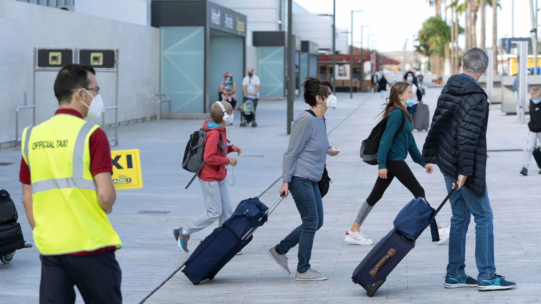 Llegada de turistas al aeropuerto de Tenerife Sur, en el municipio de Granadilla de Abona (Tenerife)