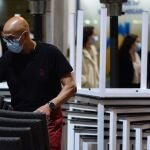 Un camarero recoge la terraza de un bar en Valladolid EFE/NACHO GALLEGO