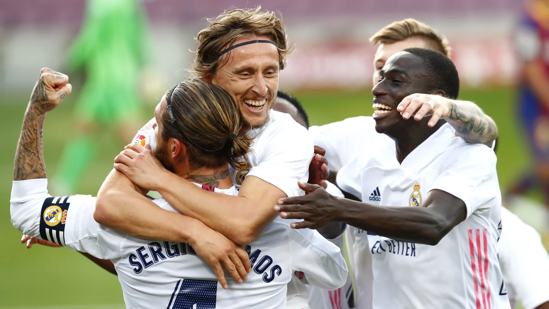 Luka Modric celebra el tercer gol con el resto de jugadores