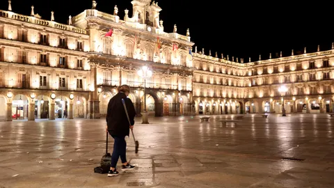 GRAF7354. SALAMANCA, 24/10/2020.- Desde las 10 de este sábado y hasta las 6:00 horas del domingo, Salamanca vive el primer toque de queda de la democracia, a esta hora todavía algunos rezagados permanecían en las calles, tras haber estado en bares y establecimientos de hostelería de la capital salmantina. EFE/J.M.GARCIA