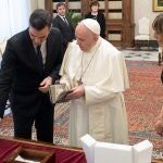 El presidente del Gobierno, Pedro Sánchez, intercambia regalos con el Papa durante su visita en el Vaticano, acompañado de su esposa Begoña Gómez