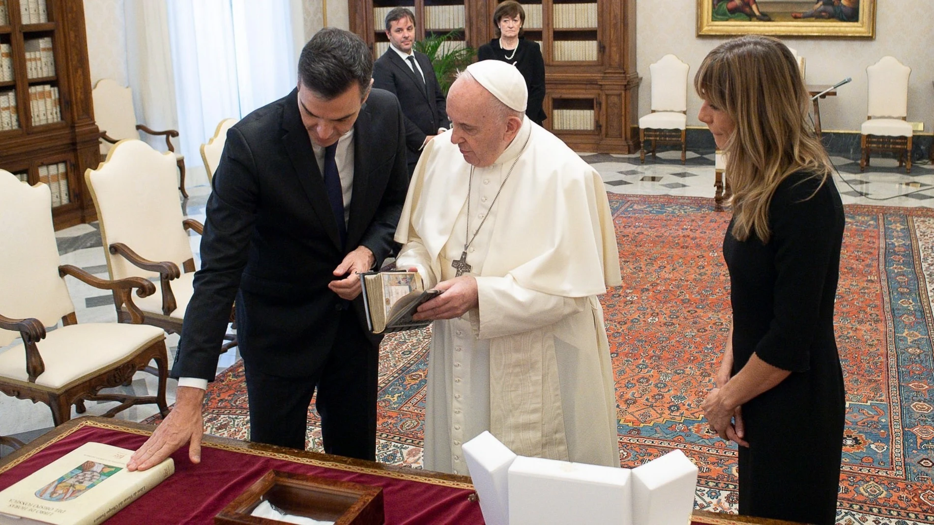 El presidente del Gobierno, Pedro Sánchez, intercambia regalos con el Papa durante su visita en el Vaticano, acompañado de su esposa Begoña Gómez