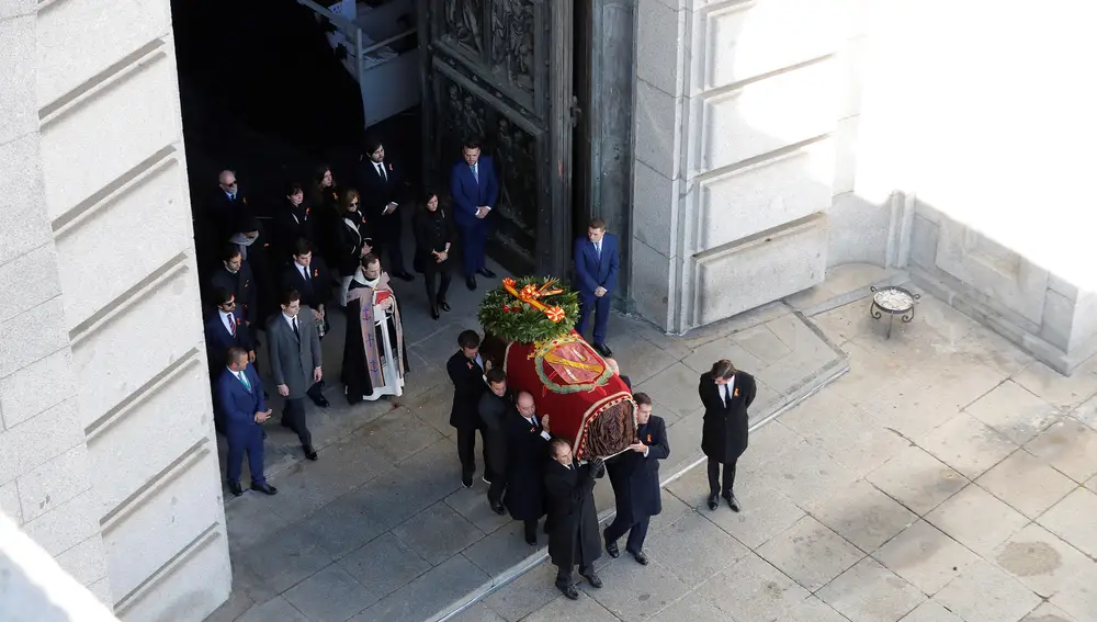 Los familiares de Franco portan el féretro con sus restos mortales tras su exhumación en la basílica del Valle de los Caídos en 2019
