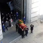 Los familiares de Franco portan el féretro con sus restos mortales tras su exhumación en la basílica del Valle de los Caídos en 2019
