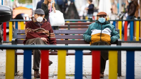Imagen de dos personas mayores con mascarillas