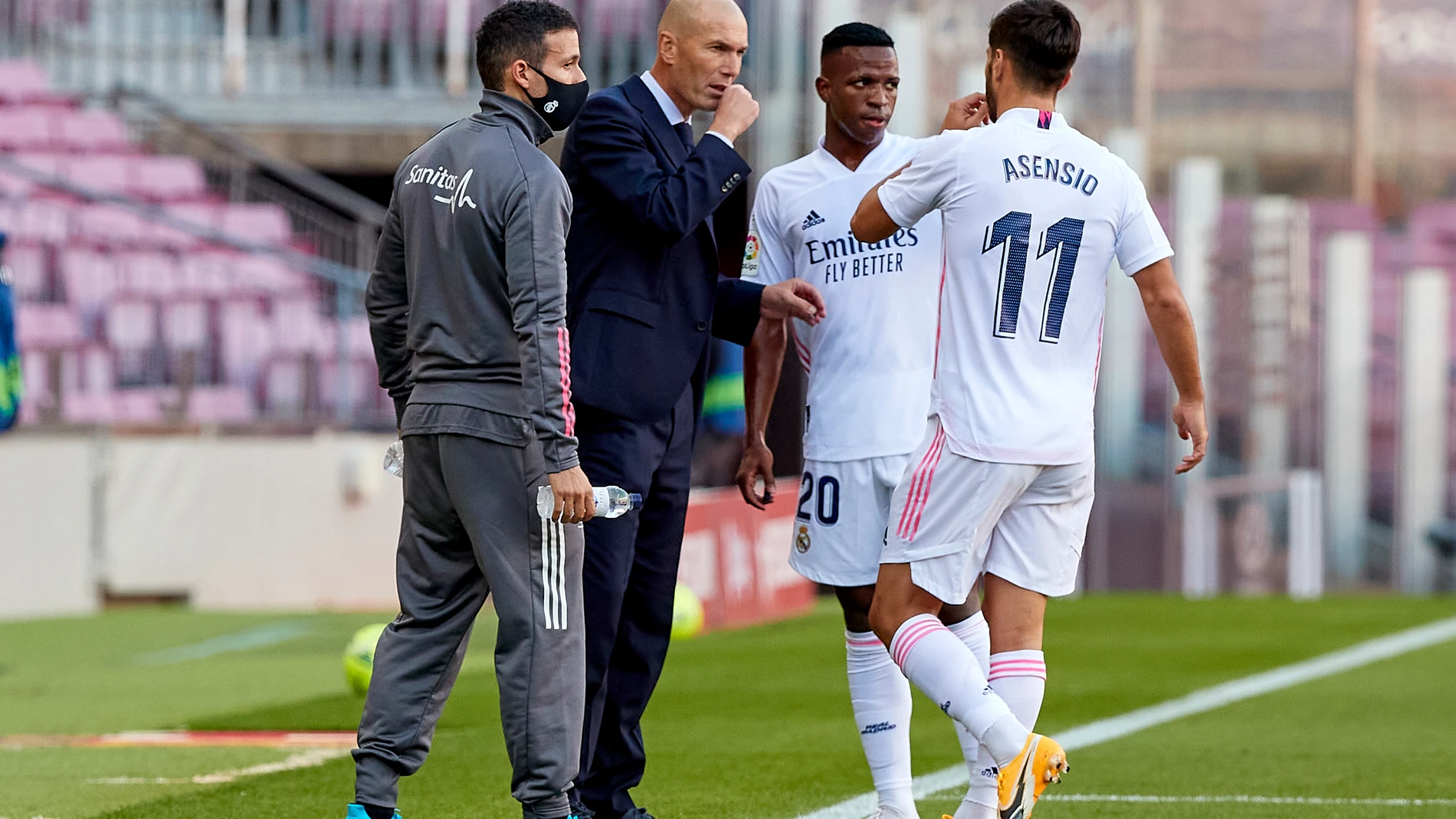 Zidane habla con Asensio y Vinicius en el Camp Nou