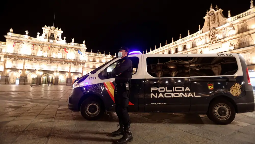 GRAF7354. SALAMANCA, 24/10/2020.- Desde las 10 de este sábado y hasta las 6:00 horas del domingo, Salamanca vive el primer toque de queda de la democracia, a esta hora todavía algunos rezagados permanecían en las calles, tras haber estado en bares y establecimientos de hostelería de la capital salmantina. EFE/J.M.GARCIA