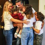 Leopoldo López saluda a sus hijos y a su esposa Lilian Tintori a su llegada a Madrid