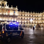 Un furgón de la Policía Nacional en la Plaza Mayor de Salamanca momentos antes del toque de queda