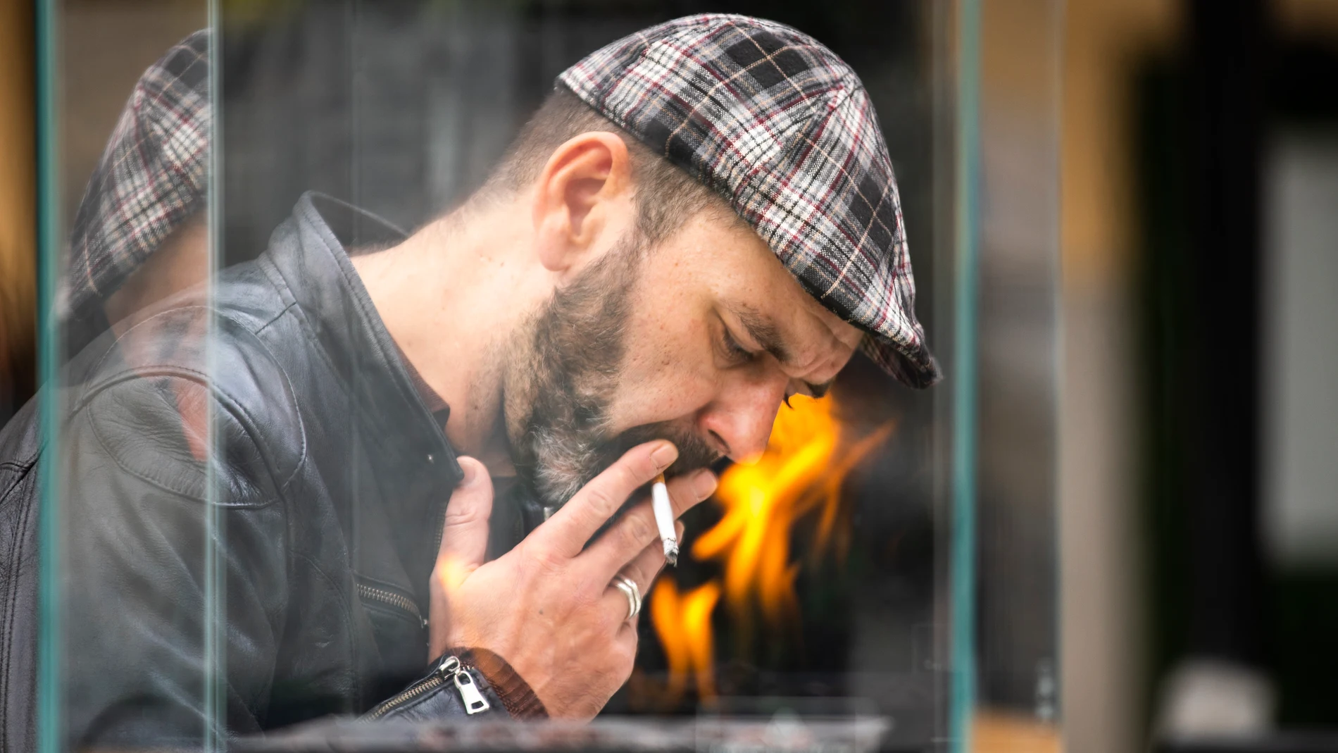 25/10/2020. © Jesús G. Feria.Imagen de un hombre fumando y viendo el periódico a la hora del vermout en una terraza de la Plaza de Santa Ana.