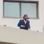 El cantante catalán apareció por sorpresa en el tejado del centro sanitario